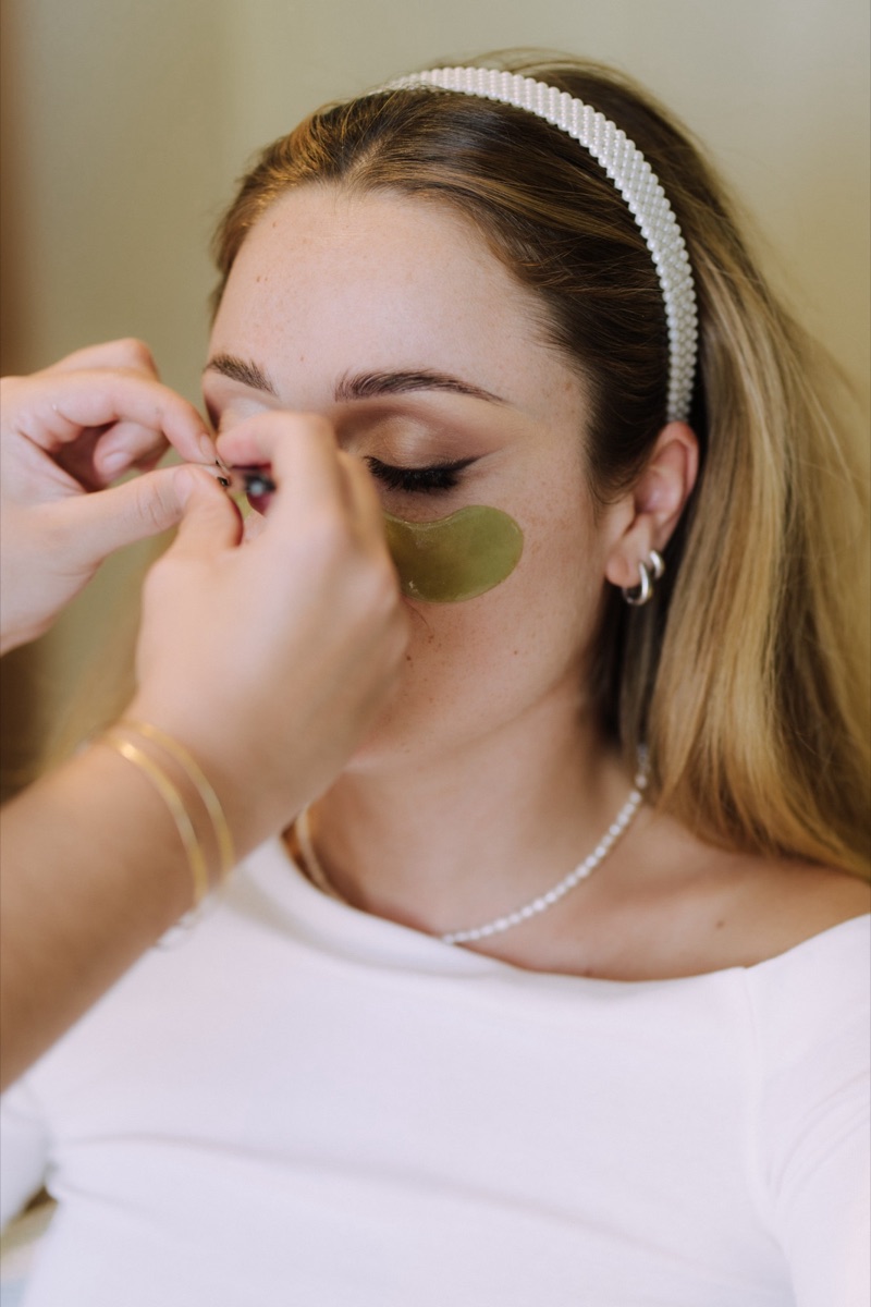 Pose de patchs et maquillage des yeux avant la coiffure