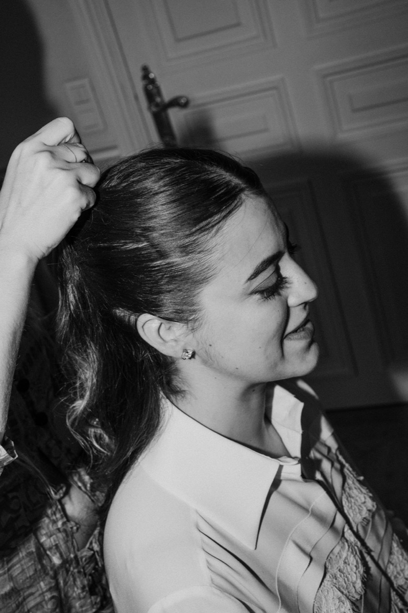 Queue-de-cheval basse et lissée, coiffure de mariage sobre