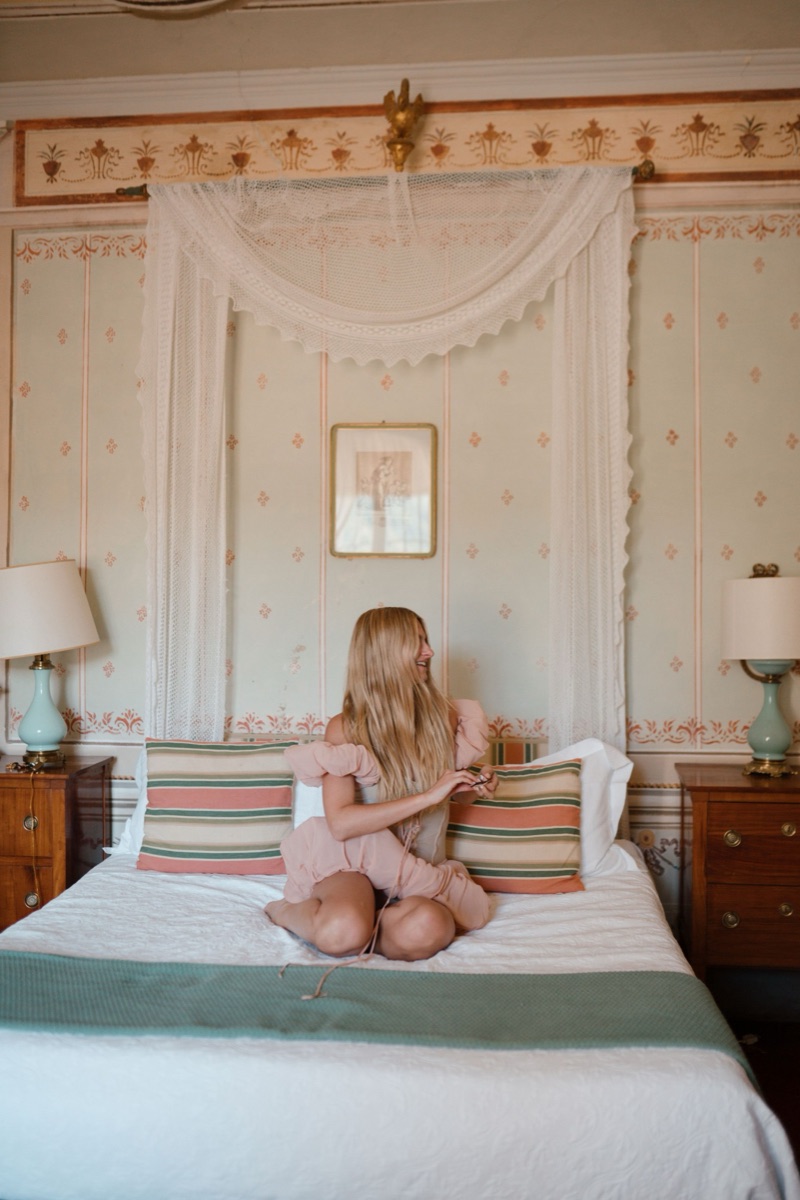 Mariée assise sur un lit avant de partir pour la cérémonie