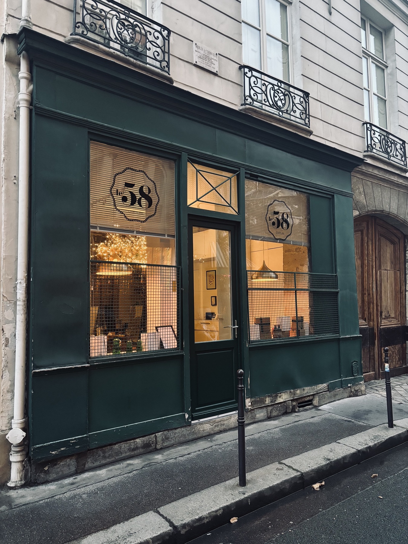 Le salon Le 58, lumière du matin